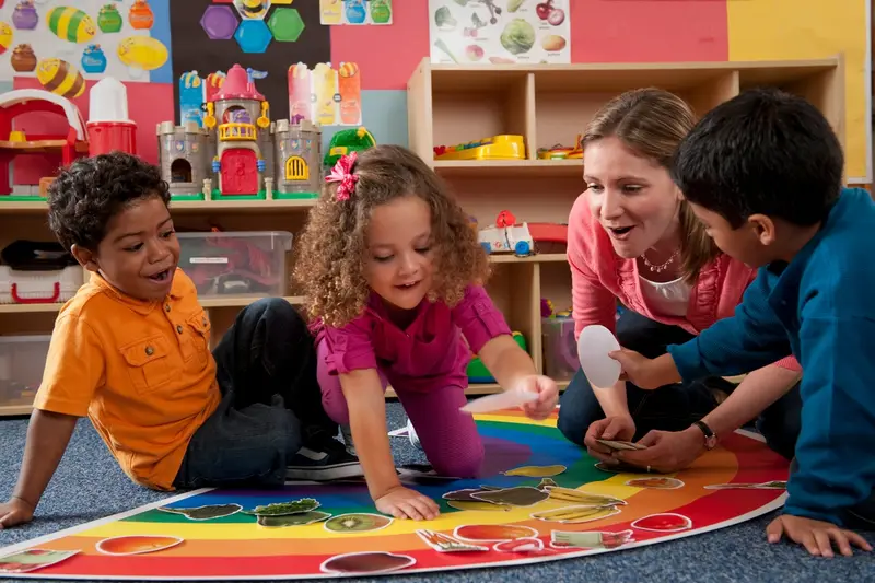 Воспитатель и дети на занятии в американском детском саду (preschool)